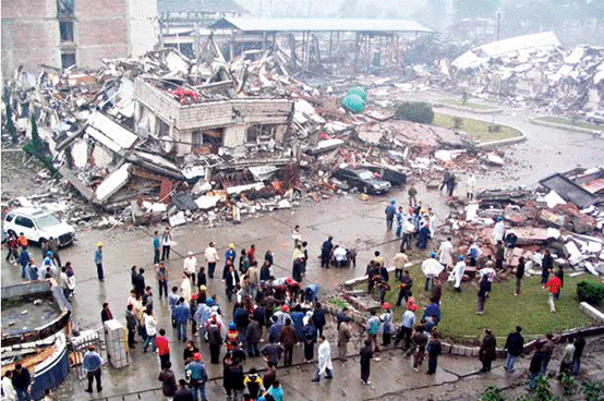   汶川县映秀镇街头被地震摧毁的建筑。2008年5月13日拍摄（汶川县新闻中心  提供）.PNG