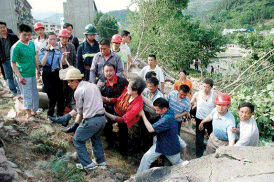 5月12日16时56分，青川县自救队在乔庄镇山珍市场的垮塌居民楼废墟里救出一 名幸存者（CFP 提供）.PNG