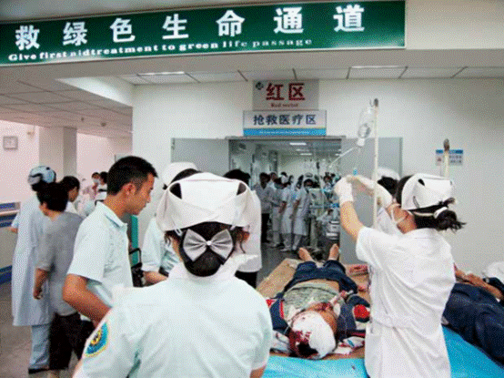 5月12日18时，四川省人民医院急诊室开设地震伤员绿色生命通道（四川省人民医院 提供）.PNG