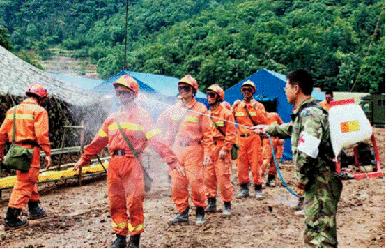 5月21日，成都军区77208部队在北川羌族自治县为地震救援队队员做洗消防护（成都军区77200部队 提供）.PNG