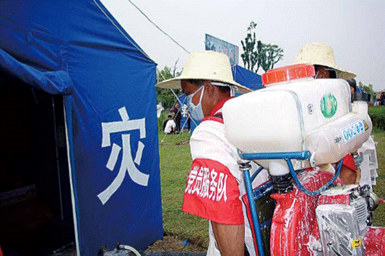 6月7日，什邡市禾丰镇党员服务队在灾区群众安置点防疫消毒（德阳市委宣传部 提供）.PNG