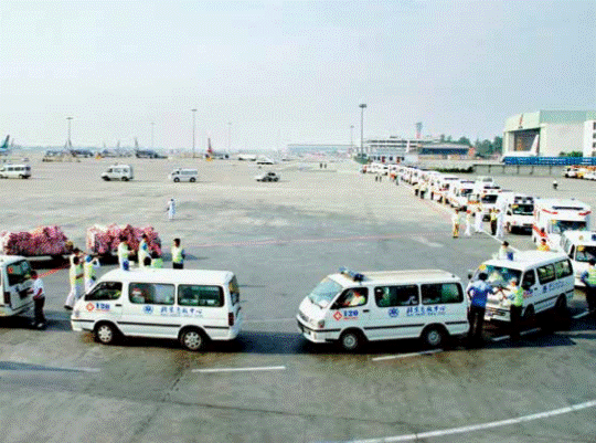 5月21日，首批30余名地震伤员由成都双流机场转运广东省广州医疗中心（成都市卫生 局 提供）.PNG